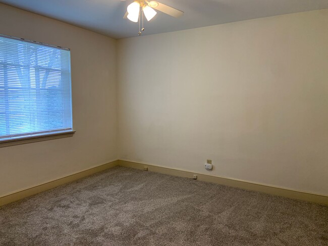 Building Photo - Adorable 2 Bedroom Duplex Close to Downtow...