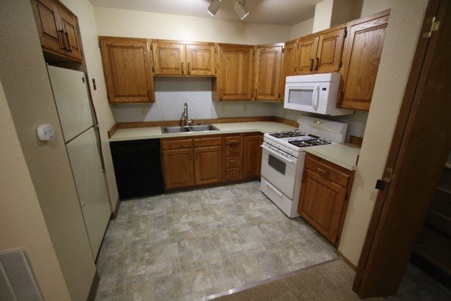 Building Photo - 2 Bedroom Condo near Sand Lake!