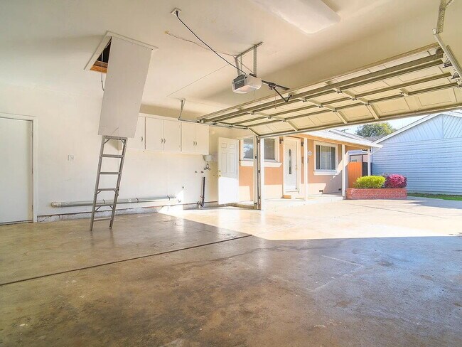 Foto del edificio - An attractive 3 bedroom, 2 bath, 1352 square foot home is now available for rent