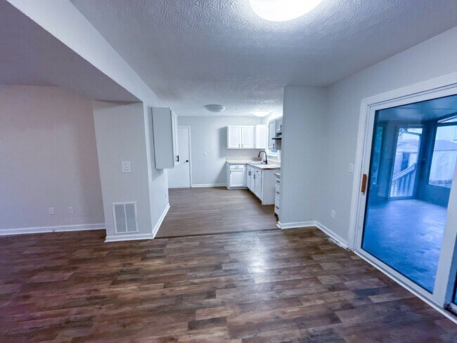 Foto del edificio - Spacious 3-Bed and 1.5 Home w/ Sunroom - B...