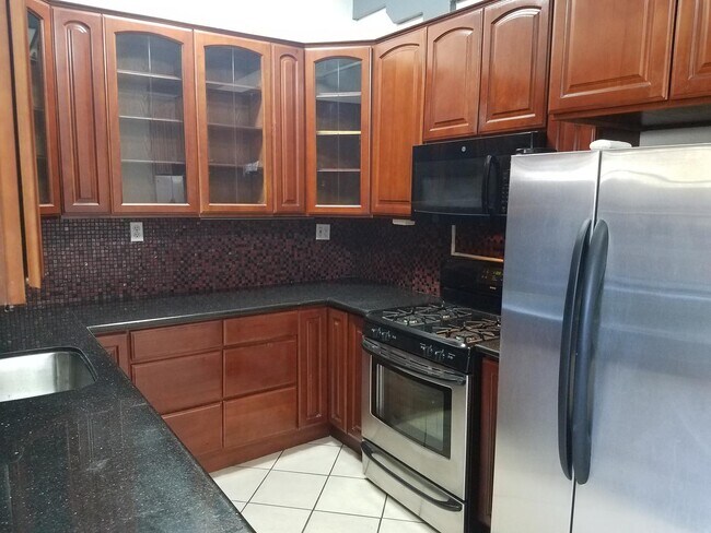 Foto del edificio - Large well located West Oakland condominium