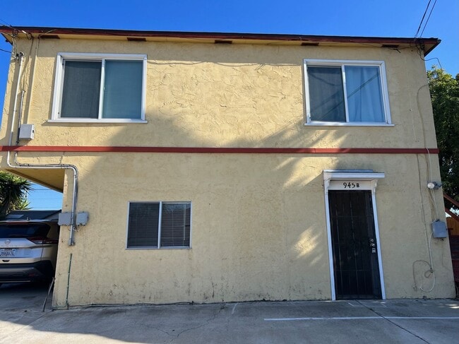 Building Photo - Hanover duplex