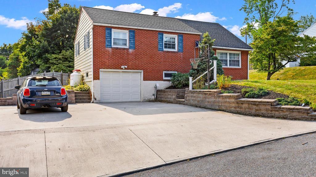 Primary Photo - 203 Ashwood Way