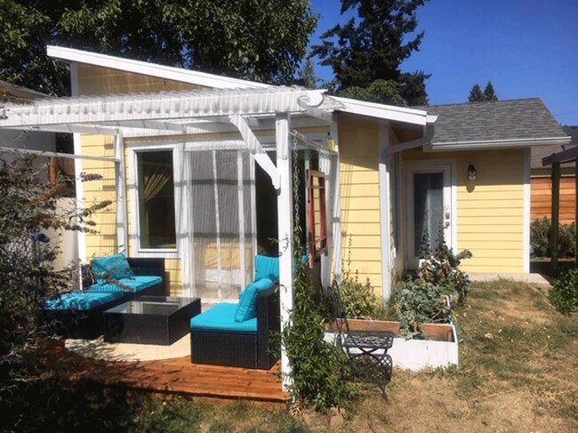 The outdoor covered furnished patio expands your useable space - 3405 NE 80th Ave House