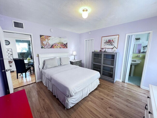 Foto del edificio - 8420 Byron Ave