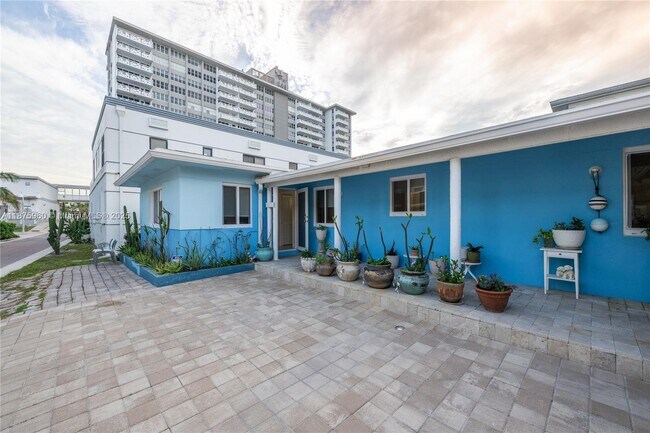 Building Photo - 3220 N Surf Rd