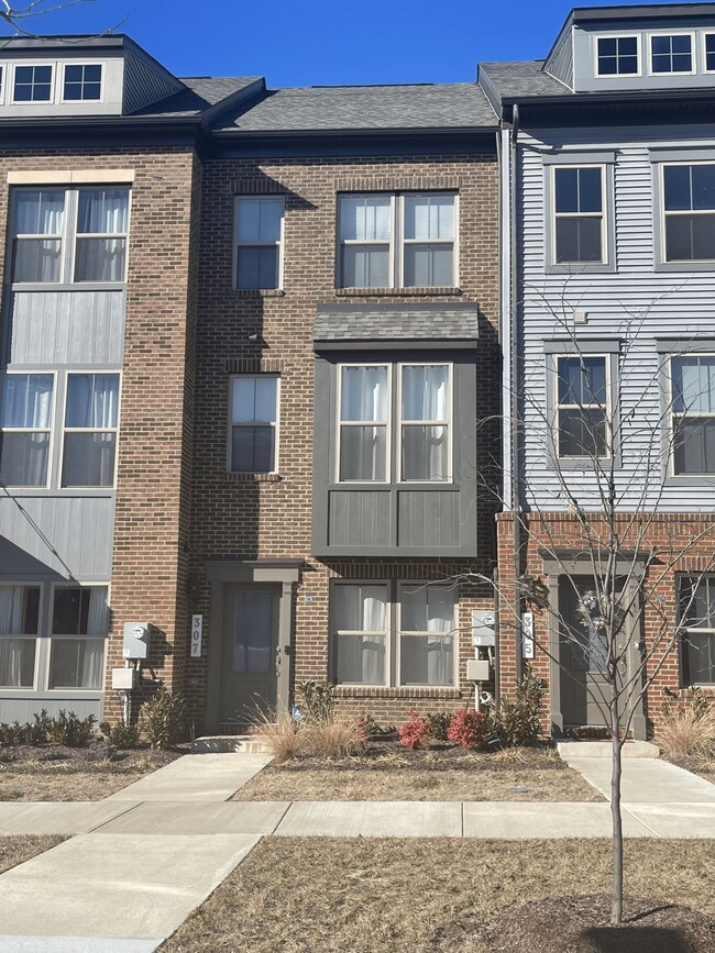 Building Photo - 307 Phoenix Dr