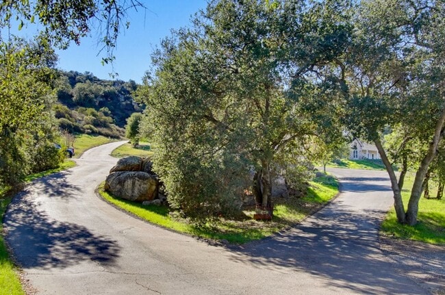 Building Photo - Stunning 4bed 2.5 bath 3088sqft home