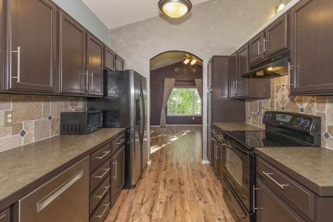 Building Photo - Spacious & Beautiful 3 Bedroom Home