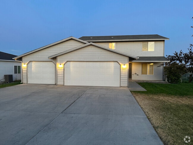 Building Photo - 1021 W Windrose Dr