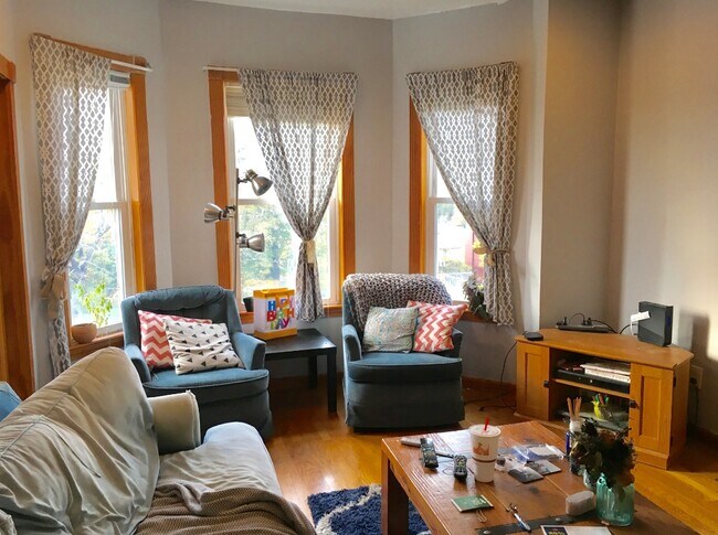 Foto del edificio - 176 Hyde Park Ave