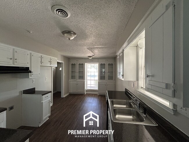 Foto del edificio - Charming 3BR/2BA Horn Lake Home | Hardwood Floors, Brick Fireplace & Fenced Yard