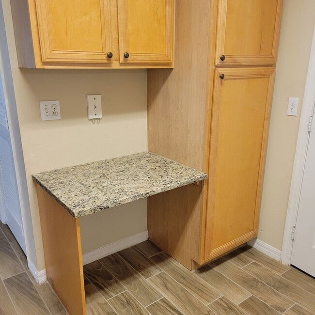 Building Photo - Annual, Unfurnished, ground floor remodeled condo in gated community downtown Sarasota.