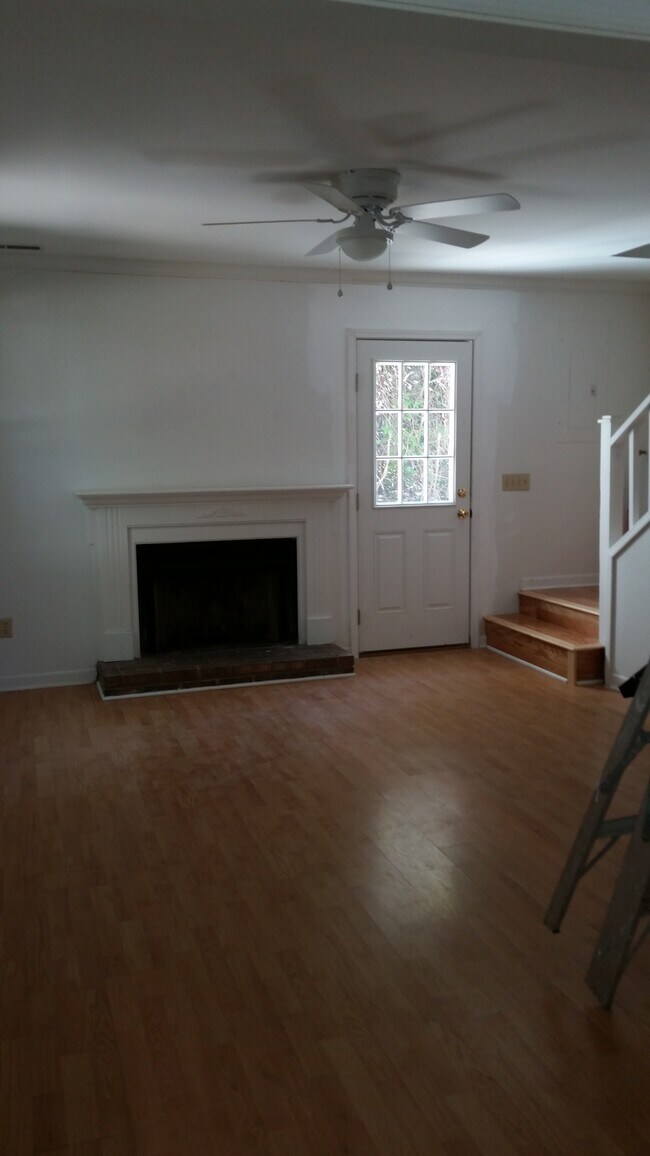 Building Photo - 140 Elizabeth Darby Lane
