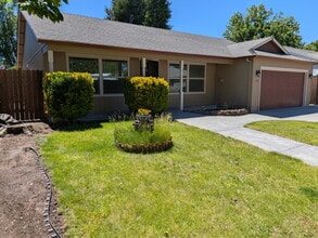 Building Photo - 113 Little Butte Dr