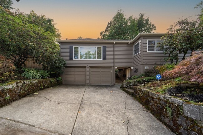 Building Photo - Charming and Well-Maintained Home in a Ser...
