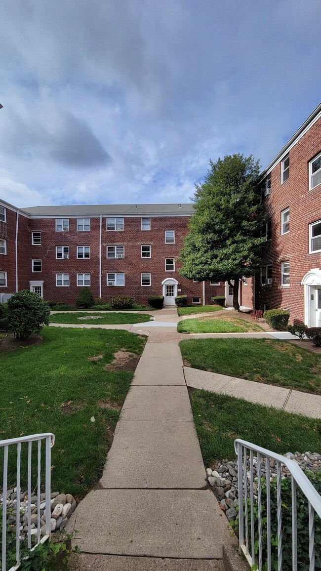 Building Photo - 266 Broad Ave