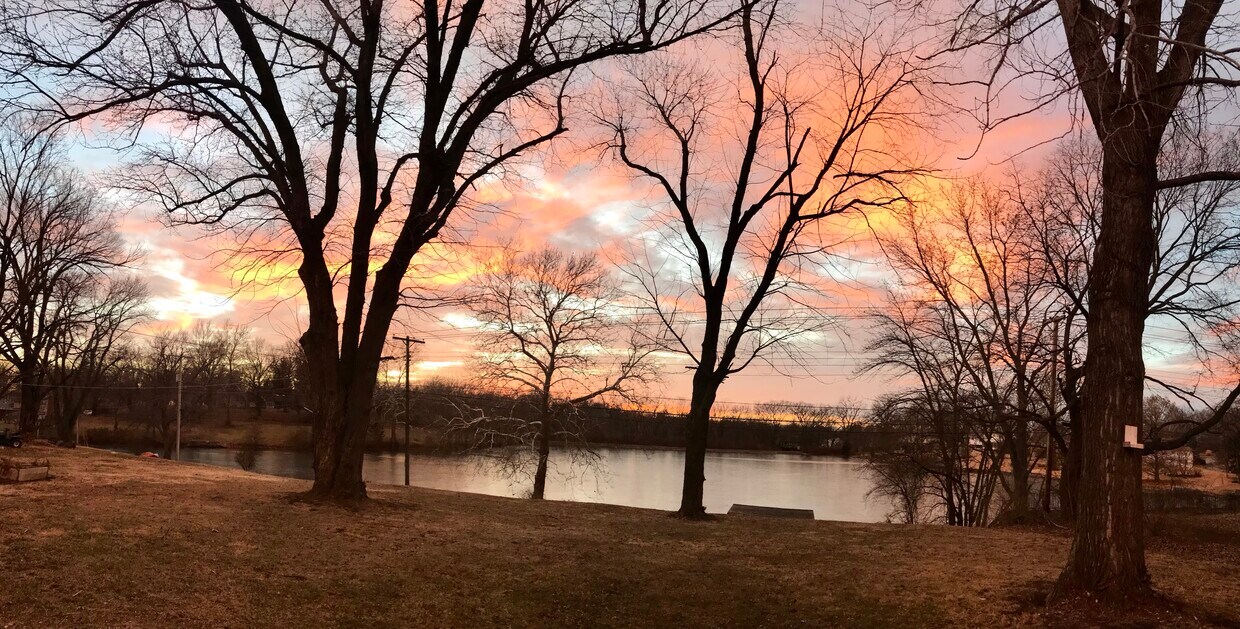 Vista del paseo marítimo en una tarde de otoño. - 11116 Kensington Ave