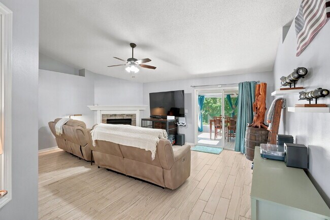 Foto del edificio - "Charming Pet Friendly 4-Bed Oasis in South Crestview with $500.00 Off First Full Months Rent!"