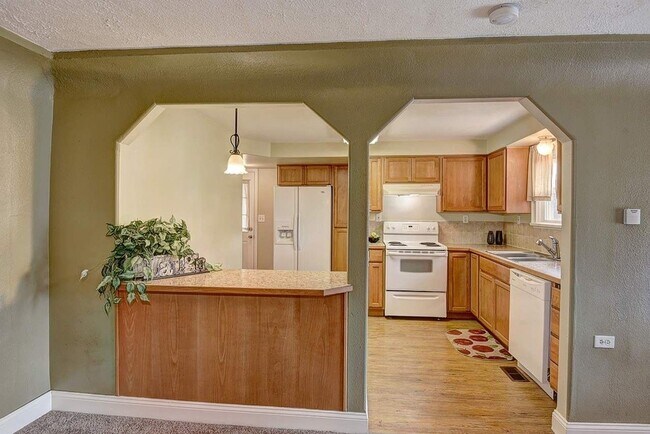 Building Photo - Charming Bungalow!