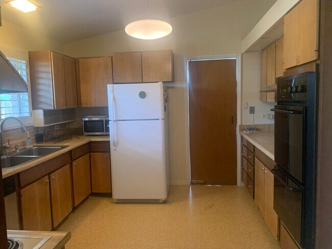 Building Photo - 4 Bedroom, 4 Bath & swimming pool!