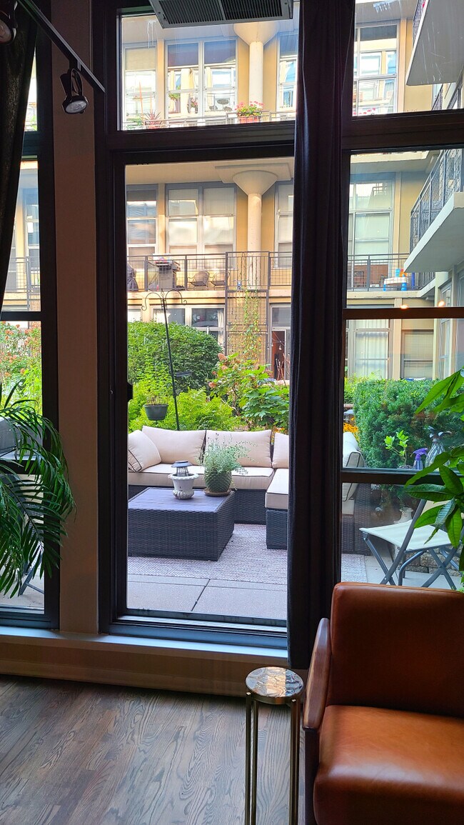 private patio - 900 N Kingsbury St