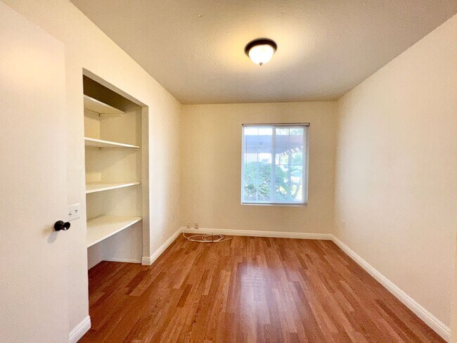 Building Photo - Beautiful 5 BD/2BA w/ Attached Garage & Sw...