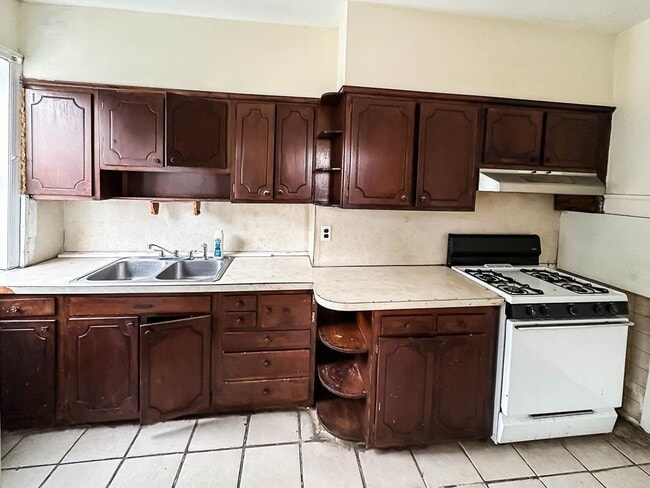 Building Photo - 170 St Pauls Ave