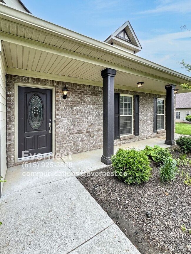 Foto del edificio - 5-Bedroom, 3-Bathroom Home with Modern Ame...