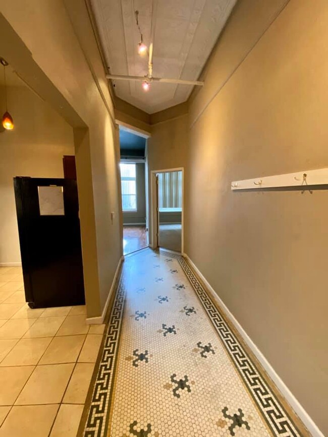 Building Photo - 1 BEDROOM APARTMENT IN DOWNTOWN DAVENPORT