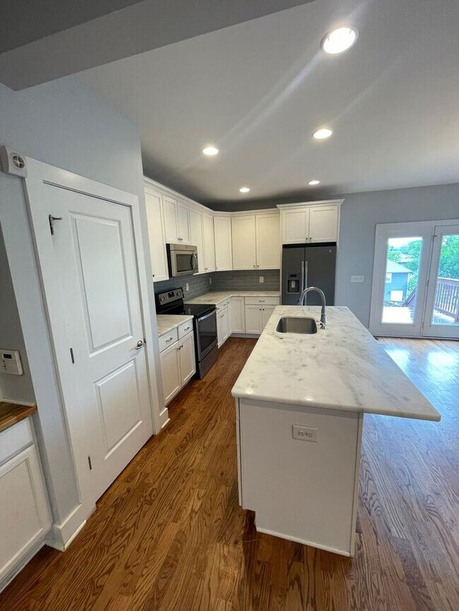 Building Photo - Beautiful 3-Bedroom Home with Modern Featu...