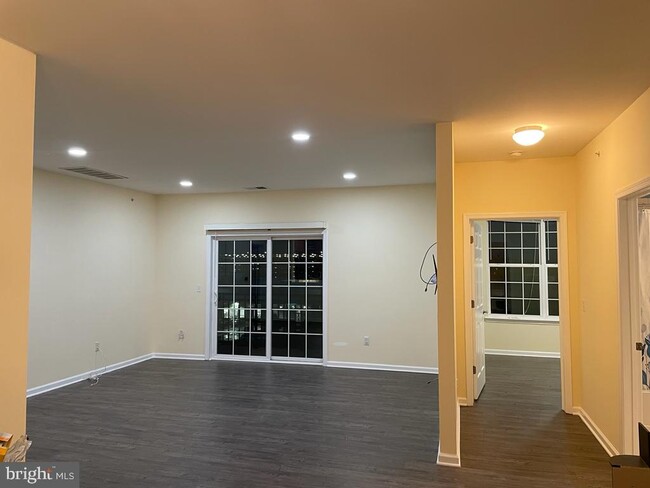 Building Photo - 1341 Sierra Dr