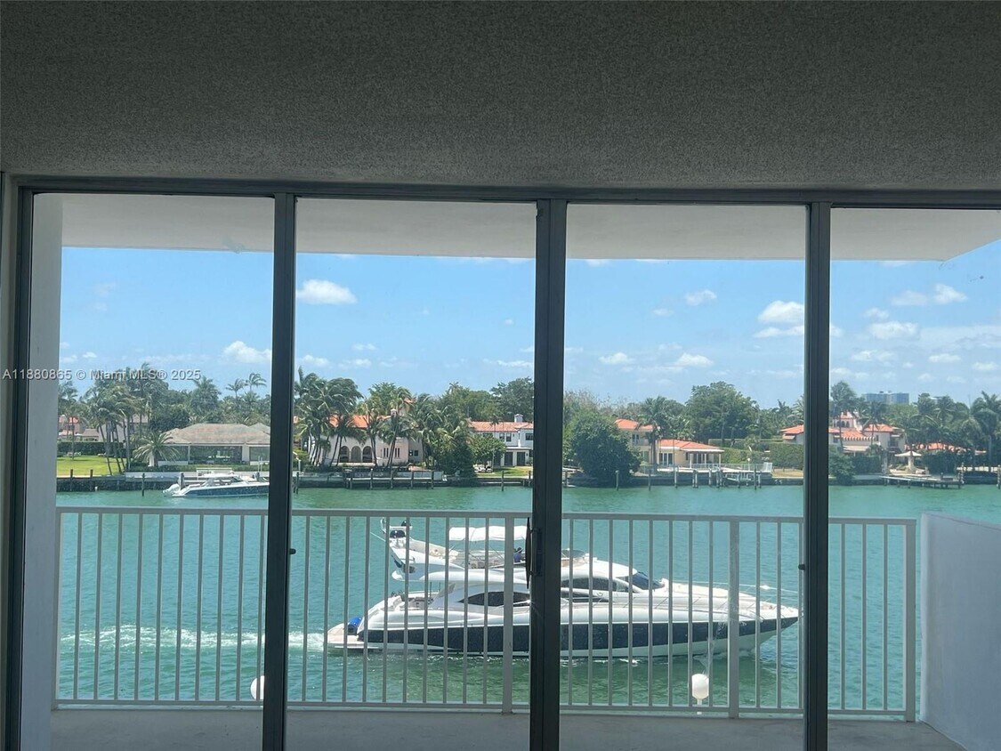 Primary Photo - 5838 Collins Ave