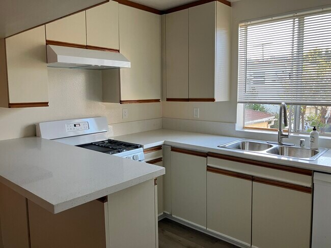 Fregadero y gabinetes de cocina - Selby Rose Townhome