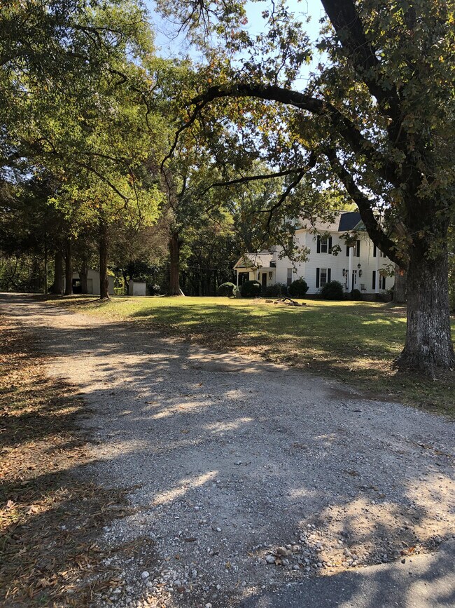 Building Photo - 2821 Saluda St