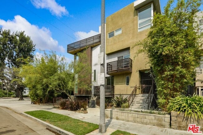 Architectural 5-unit building - 3638 Hughes Ave