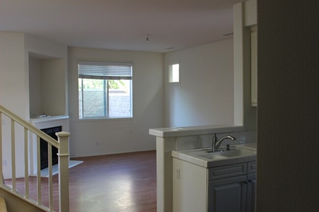 Building Photo - Adorable 3BR/2.5BA Condo Available in Tustin