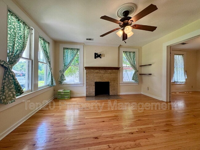 Building Photo - 1507 14th Ct