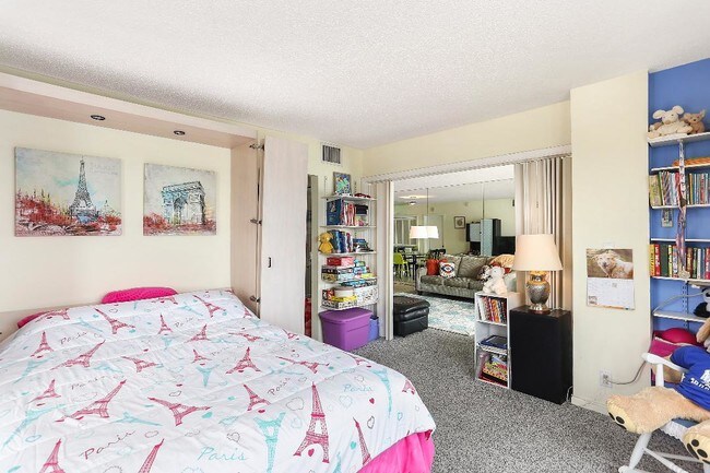 Dormitorio de invitados con cama plegable. - 1500 S Ocean Blvd
