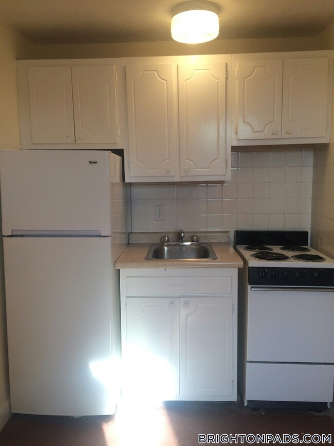 Building Photo - 164 N Beacon St