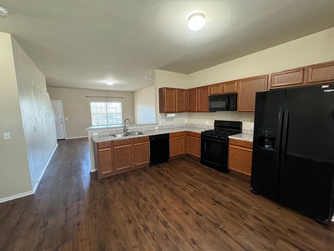 Building Photo - Huge 4 bed 2 1/2 bath house in Piedmont