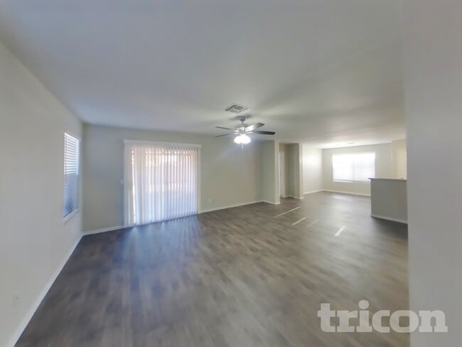 Foto del edificio - 11445 W Cambridge Ave