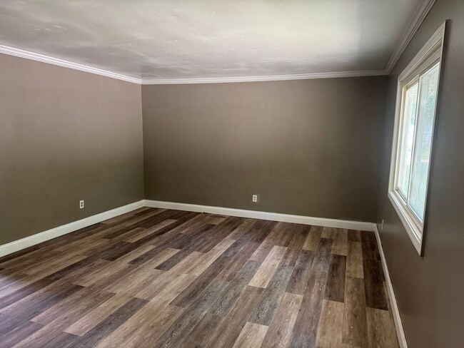 Building Photo - 2 Bedroom | 1 bath - Remodeled Unit Located in Springfield!