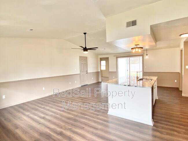 Foto del edificio - 725 Chatsworth Dr