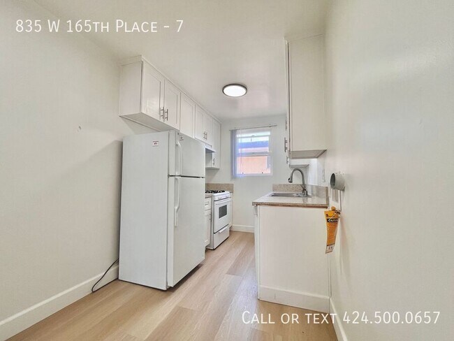 Foto del edificio - 835 W 165th Pl
