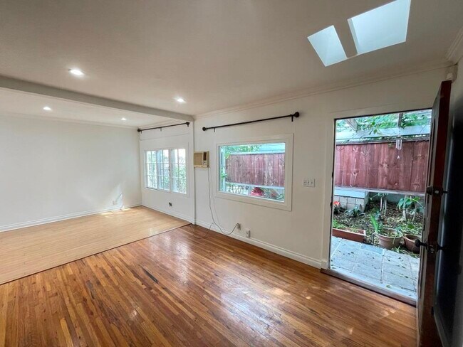 Building Photo - 523 S Coronado St