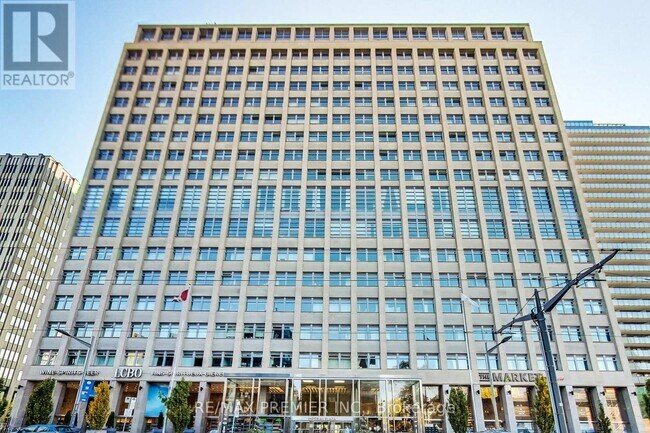 Photo du bâtiment - 111 St Clair Ave W