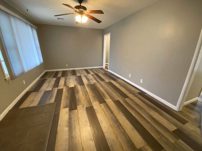 Foto del edificio - 3 Bedroom On West Side!