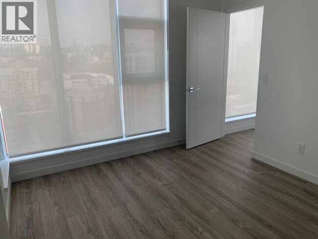 Building Photo - 680 Quayside Dr