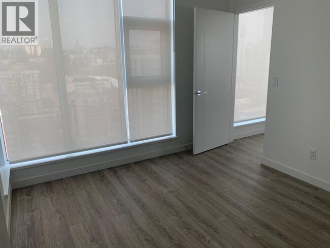 Photo du bâtiment - 680 Quayside Dr